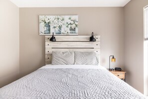 2 dormitorios, escritorio, tabla de planchar con plancha y cuna de viaje