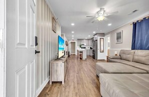 TV - Amazing Home on Main St - Walk to the Beach (North Myrtle Beach)