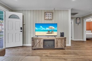 6 bedrooms, iron/ironing board, WiFi, bed sheets - Amazing Home on Main St - Walk to the Beach (North Myrtle Beach)