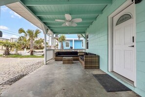 Terrace/patio - Amazing Home on Main St - Walk to the Beach (North Myrtle Beach)