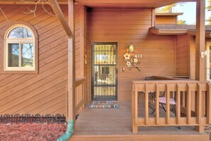 Exterior detail - The Downtown Nugget - pet friendly. BL 330900 (Woodland Park)