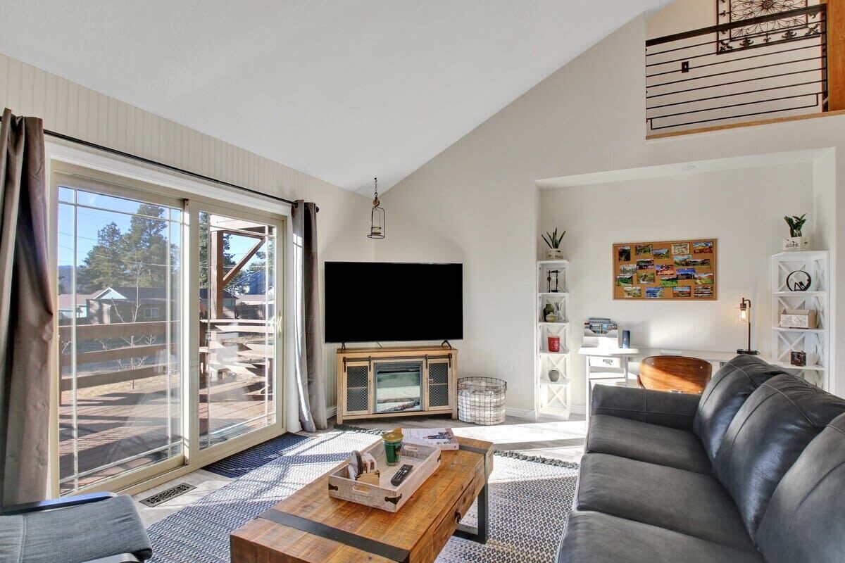 Televisio, takka, työhuone