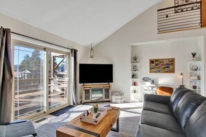 TV, fireplace, offices - The Downtown Nugget - pet friendly. BL 330900 (Woodland Park)