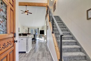 Televisio, takka, työhuone