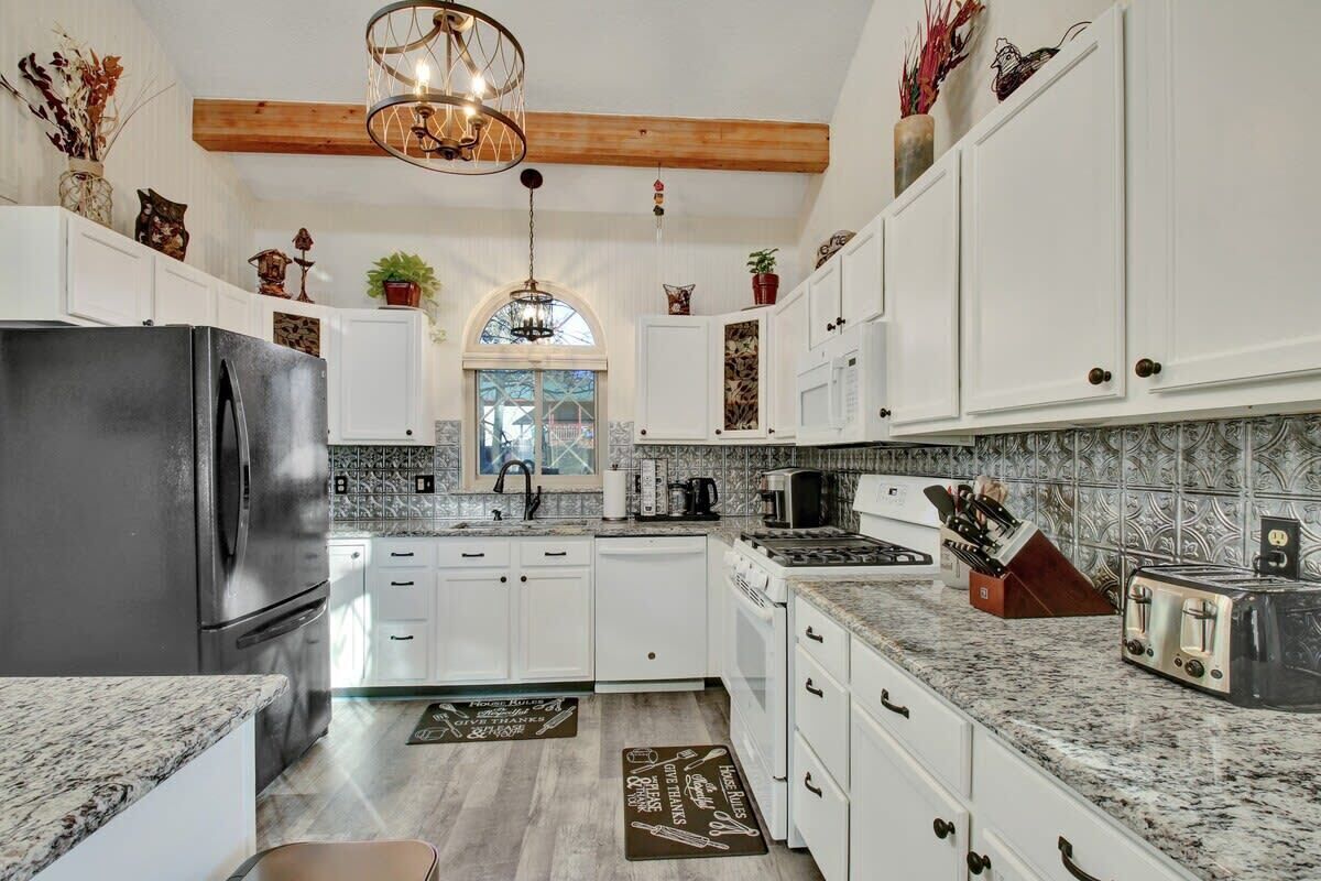 Jääkaappi, mikroaaltouuni, uuni, liesi