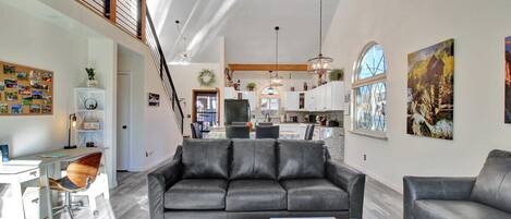 Tv, eldstad och kontor