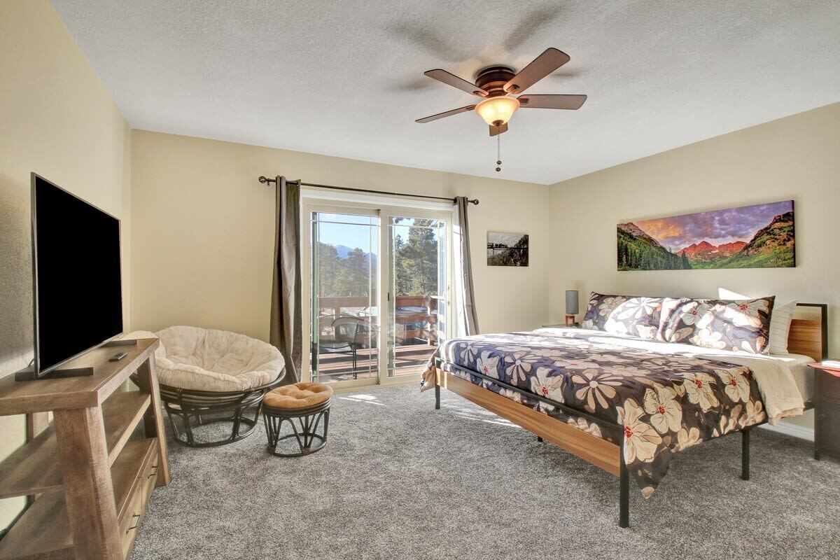 3 bedrooms, desk, iron/ironing board, travel cot