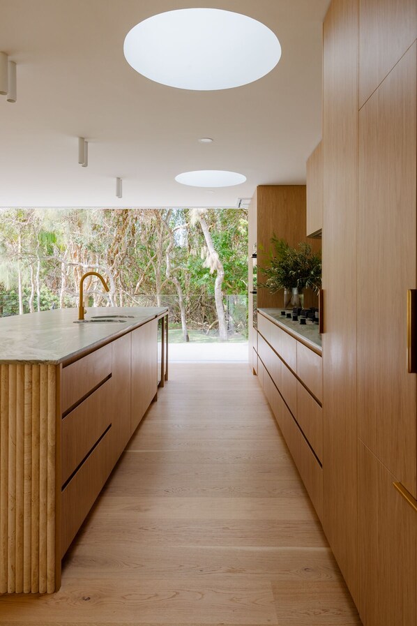 Fridge, microwave, oven, stovetop - Absolute beach front masterpiece fit for a small family (Warana)