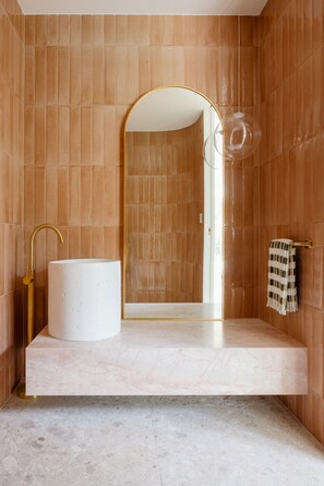Shower, hair dryer, bidet, towels - Absolute beach front masterpiece fit for a small family (Warana)