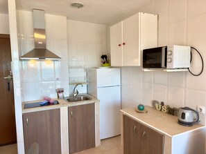 Kühlschrank, Mikrowelle, Herdplatte, Toaster