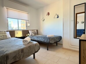 1 chambre, fer et planche à repasser, draps fournis