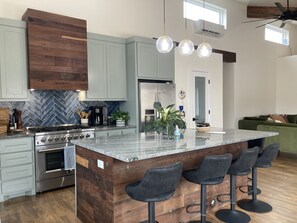 Fridge, microwave, oven, stovetop - Luxe boho home in your own private canyon (Amarillo)