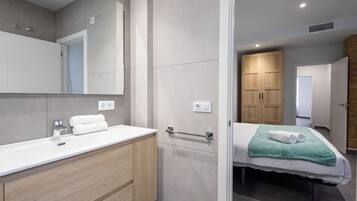 Dusche, Haartrockner, Handtücher