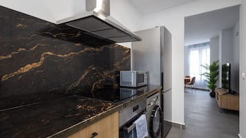 Een koelkast, een microgolfoven, een oven, een vaatwasser