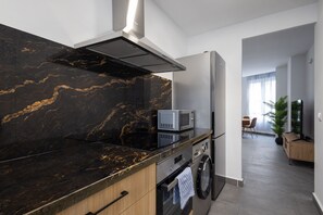 Kühlschrank, Mikrowelle, Ofen, Geschirrspüler