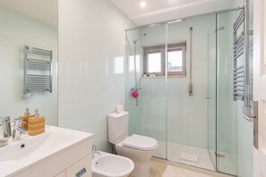 Douche, sèche-cheveux, serviettes fournies