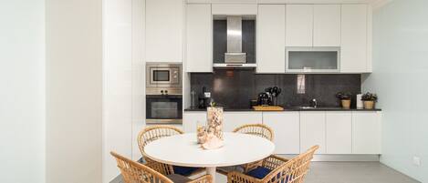 Een koelkast, een microgolfoven, een oven, een vaatwasser