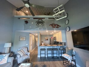 Smart TV, books - Beautiful Lagoon-View Condo – 1BR + Loft in Gated Community, 5-Min Walk to Beach (Panama City)