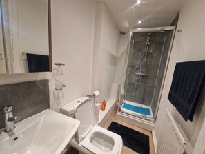 Een douche, handdoeken