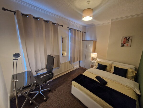 2 habitaciones, tabla de planchar con plancha, wifi y ropa de cama