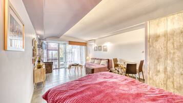 Iron/ironing board, WiFi, bed sheets