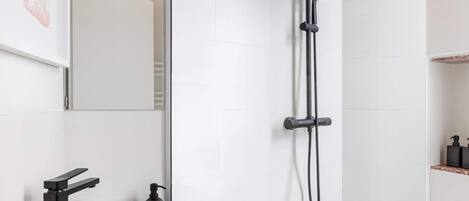 Appartement Design | Salle de bain | Douche, articles de toilette (gratuits), séchoir à cheveux
