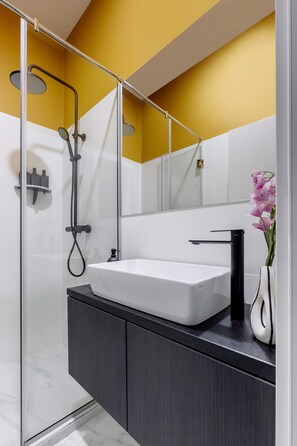 Design-Apartment | Badezimmer | Dusche, kostenlose Toilettenartikel, Haartrockner, Handtücher