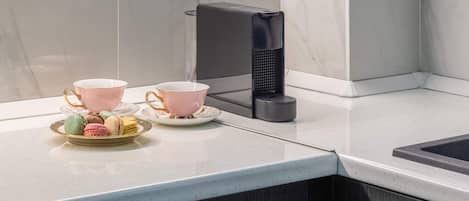 Apartemen Desain | Dapur pribadi | Lemari es besar, microwave, oven, dan mesin pencuci piring