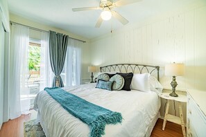 6 bedrooms, desk, iron/ironing board, travel crib - Siesta Key 6Br Beachfront Suites Retreat, Gulfview (Siesta Key)