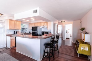 Fridge, microwave, oven, stovetop - Siesta Key 6Br Beachfront Suites Retreat, Gulfview (Siesta Key)