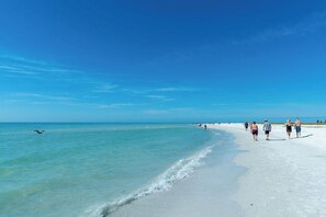 Una playa con agua turquesa cristalina y una orilla arenosa.