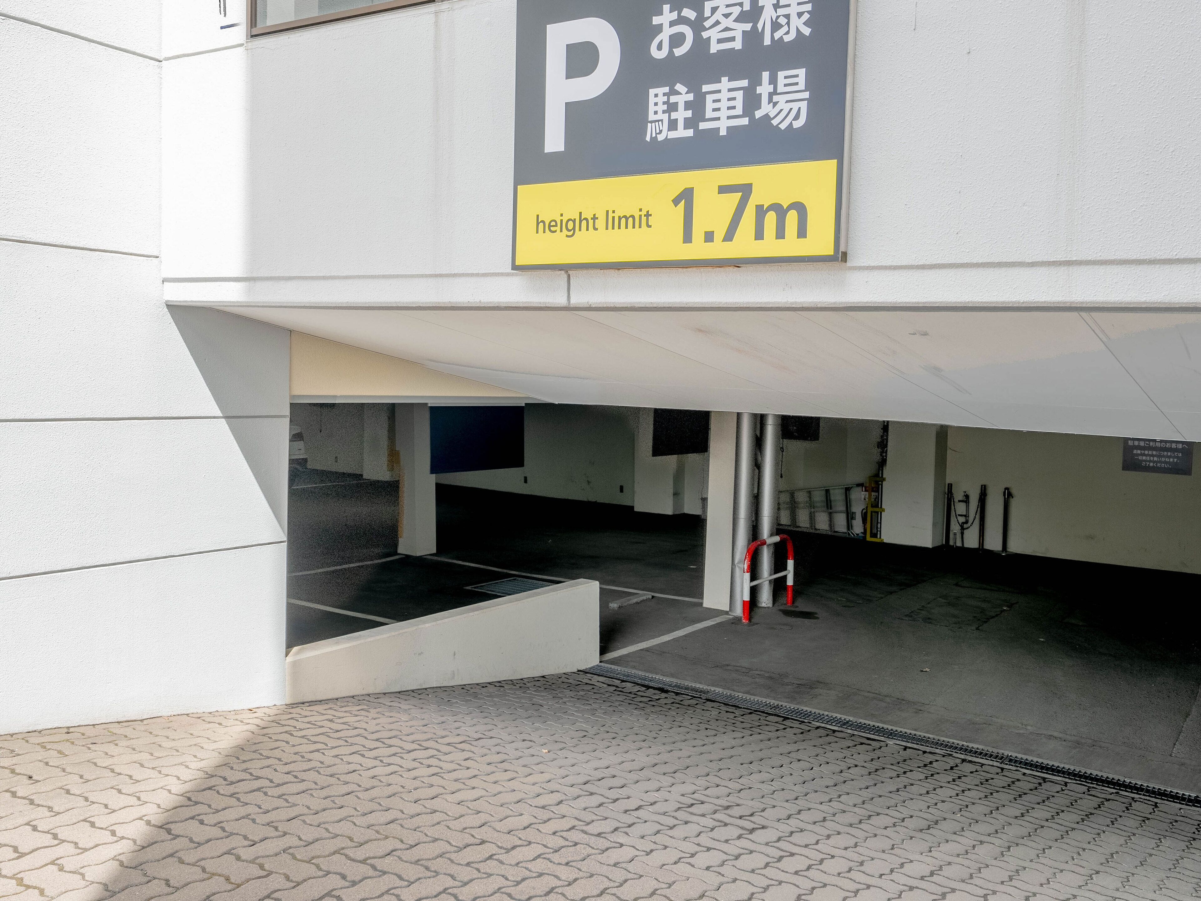 A parking garage entrance with a height limit sign of 1.7m.