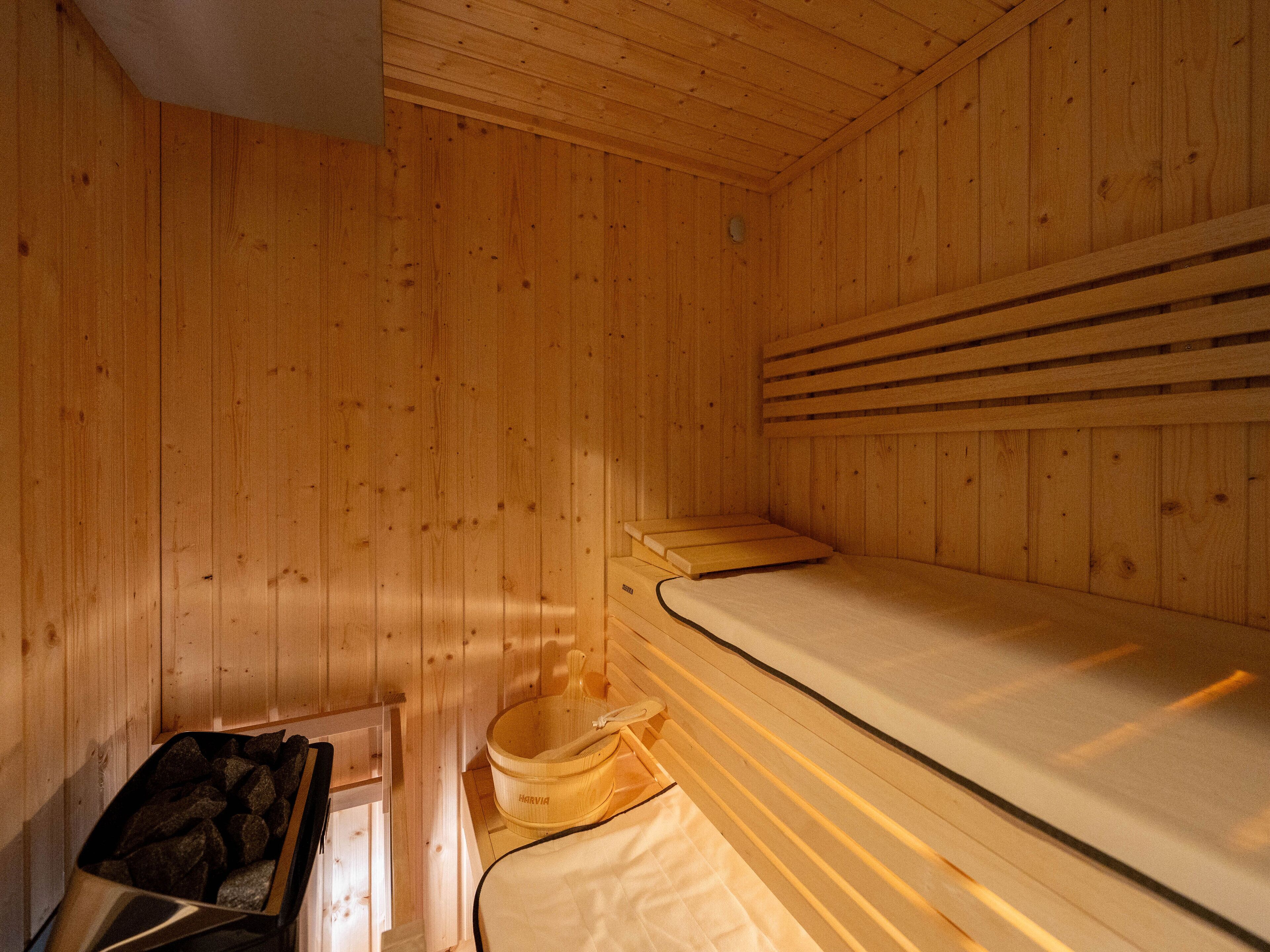 Una sauna amb parets i bancs de fusta.