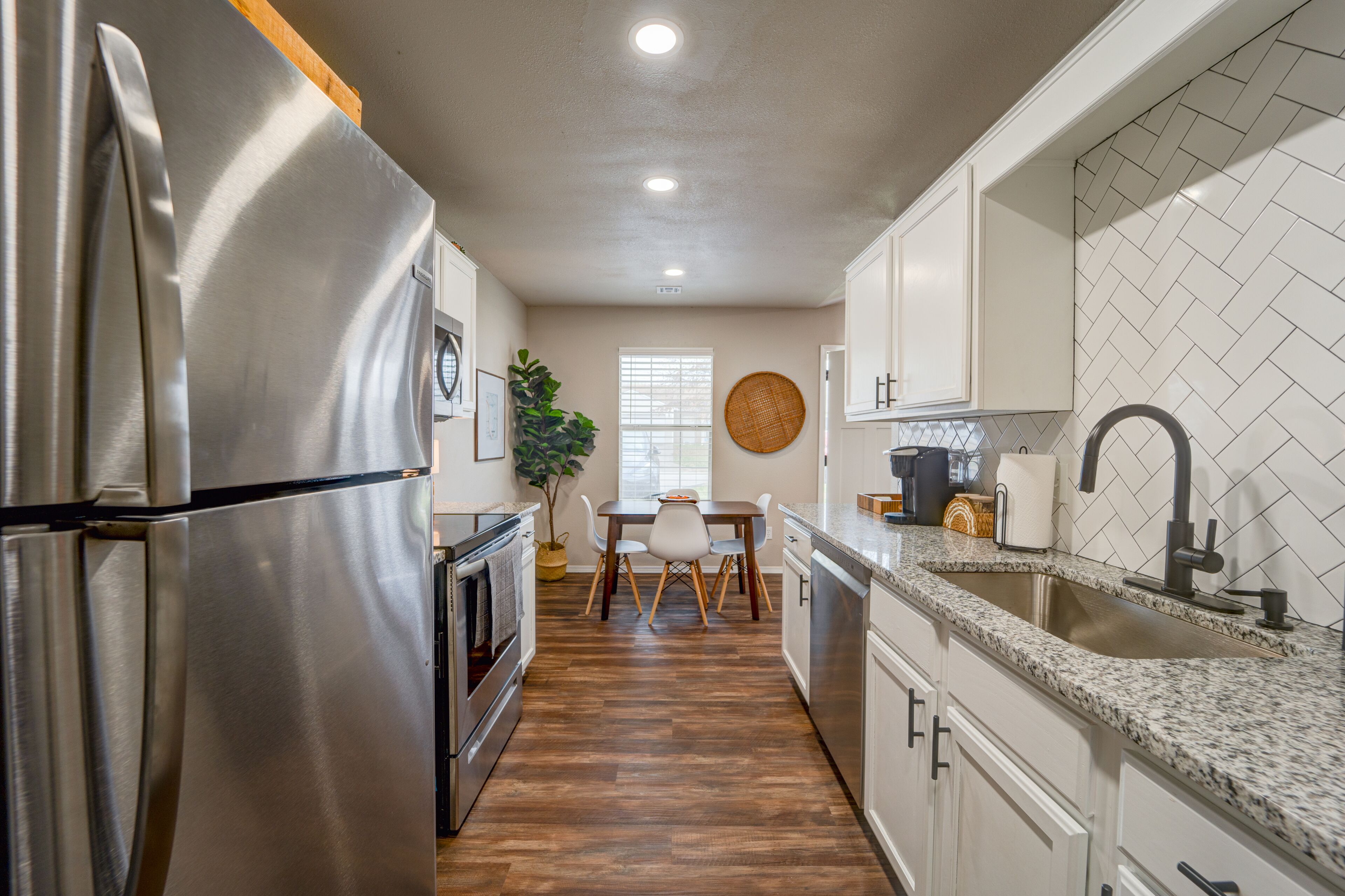 Kylskåp, mikrovågsugn, ugn och spishäll