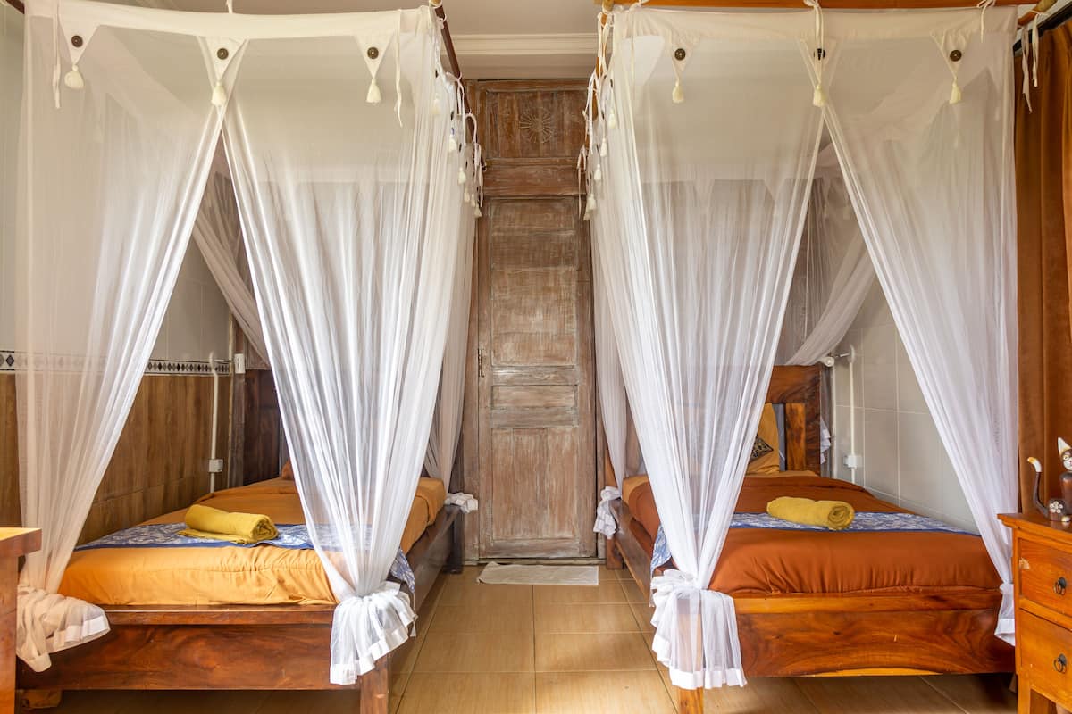 Desk, soundproofing, free WiFi, bed sheets