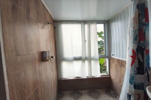 Zimmer, 1 Queen-Bett, Balkon | Badezimmer