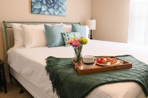 2 slaapkamers, een strijkplank/strijkijzer, internet, beddengoed