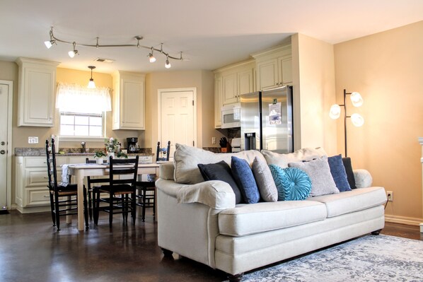 Een televisie en een open haard