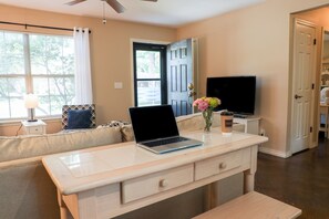 Een televisie en een open haard