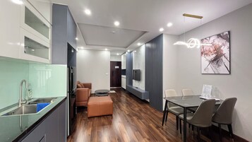 Apartamento City, 2 habitaciones | Zona de estar | Una televisión de pantalla plana
