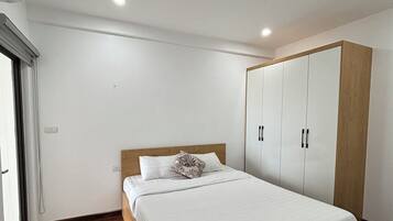 3 bedrooms, desk, laptop workspace, soundproofing