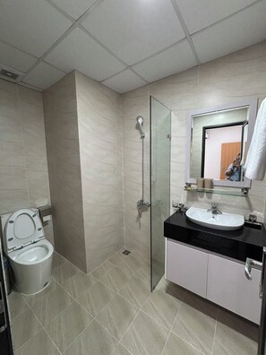 Căn hộ trung tâm thành phố, 2 phòng ngủ | Phòng tắm | Buồng tắm vòi sen, vòi sen phun mưa, máy sấy tóc, dép đi trong nhà 