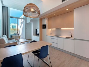 Kylskåp, mikrovågsugn, diskmaskin och grytor/köksredskap