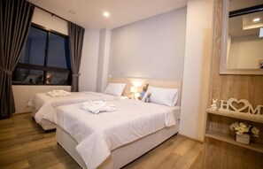 غرفة لفردين - لغير المدخنين - بحمام خاص | مكتب وتجهيزات عازلة للصوت وواي فاي مجانًا وملاءات أسرّة