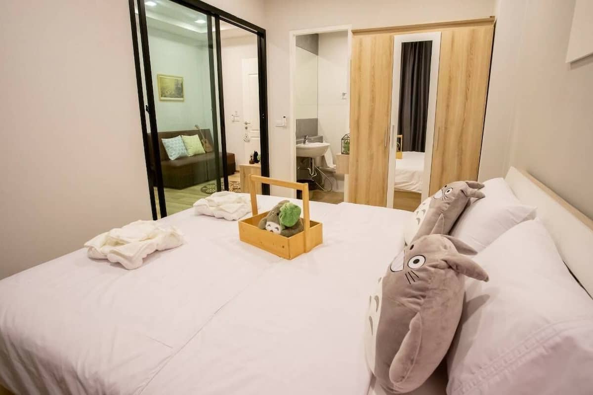 Double Room, 1 King Bed, Non Smoking, Private Bathroom | Desk, soundproofing, free WiFi, bed sheets