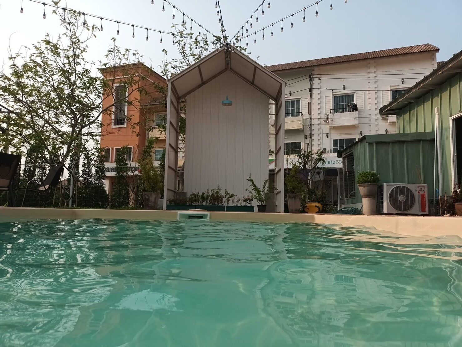 Una piscina al aire libre