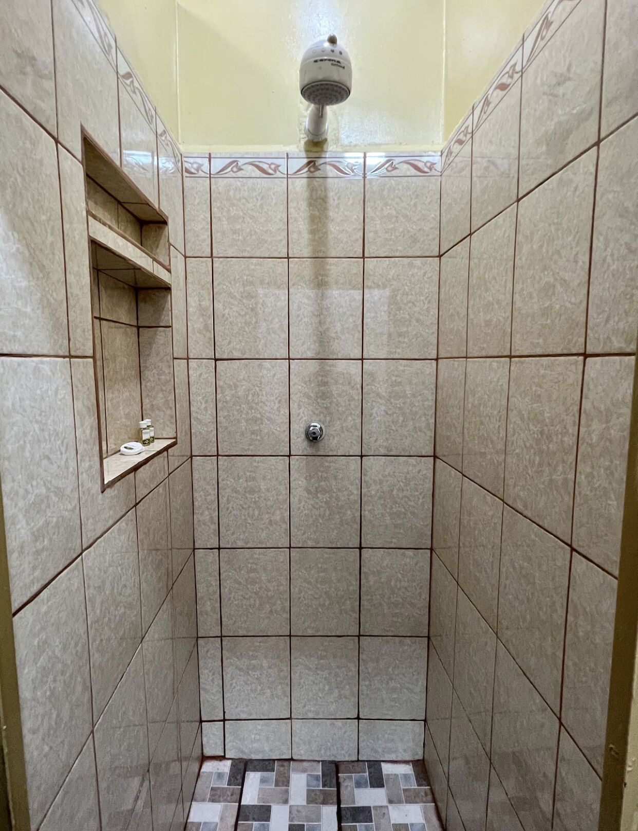 Ducha, secador de pelo, toallas, jabón