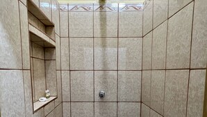 Shower, hair dryer, towels, soap - 2-bedroom apartment in welcoming Tegucigalpa with WiFi (Tegucigalpa)