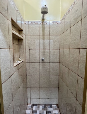 Chuveiro, secador de cabelo, toalhas de banho, sabonete