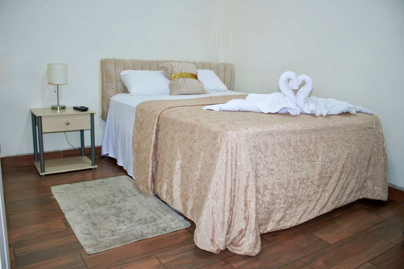 Tabla de planchar con plancha, wifi y ropa de cama 